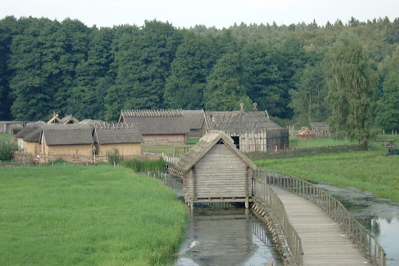 Datei:Groß Raden-Archäologisches Freilichtmuseum 22 (2002).jpg