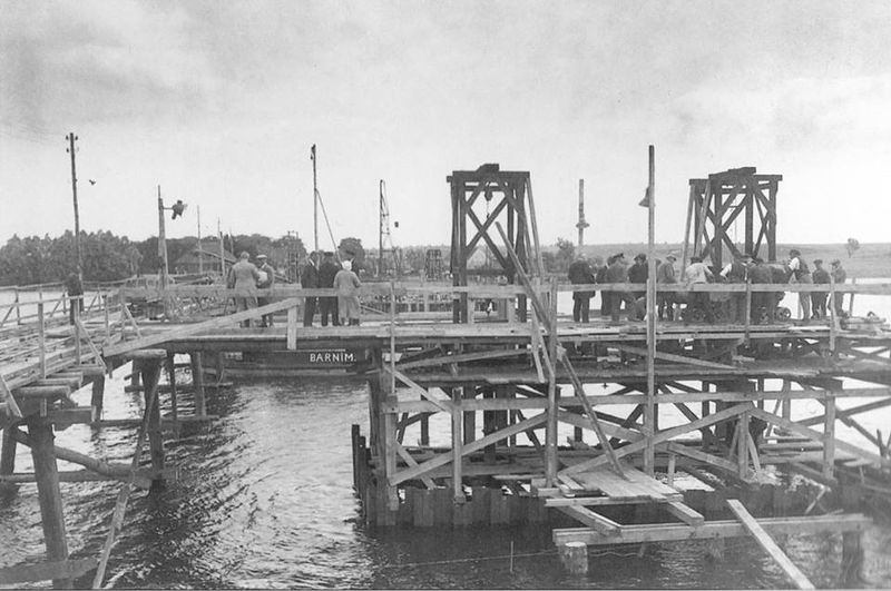 Datei:1933 Bau der Brücke Wolgast.jpg