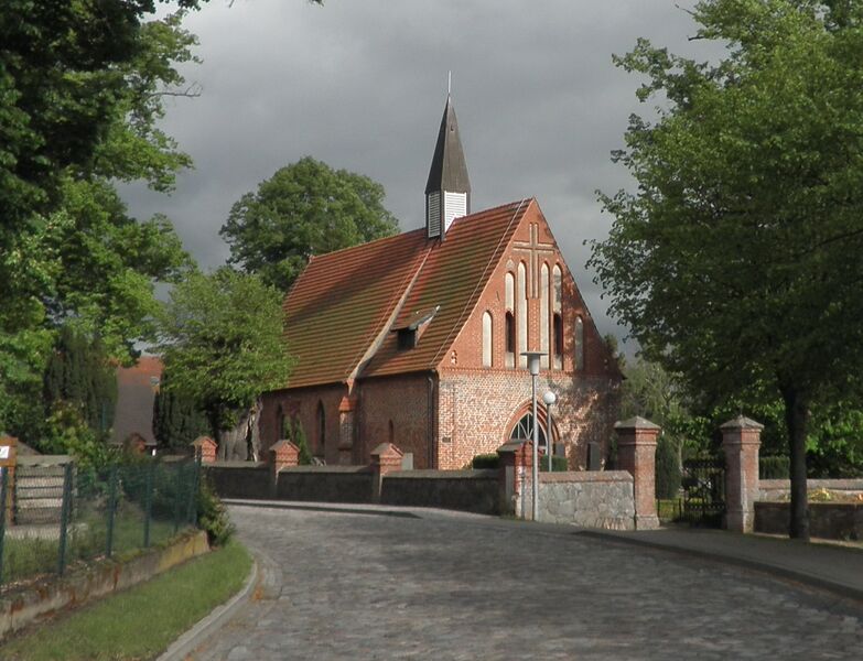Datei:Katzow Kirche Mai 2014.jpg