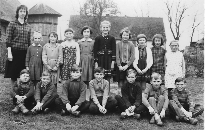 Datei:Schulklasse mit Fräulein Ewert.jpg
