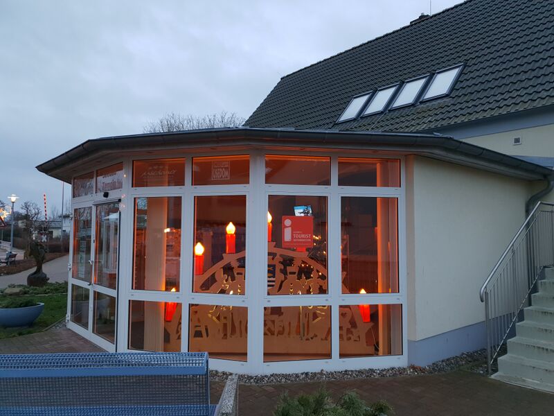 Datei:Zempin Fremdenverkehrsamt Dezember.jpg