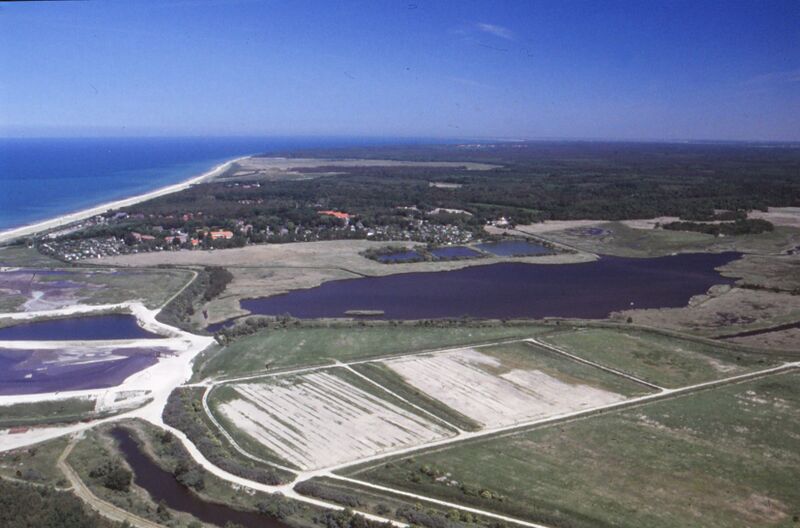 Datei:2003 Luftbild 4 Spülfelder Warnemünder Wiesen mit altem Radelkanal.jpg