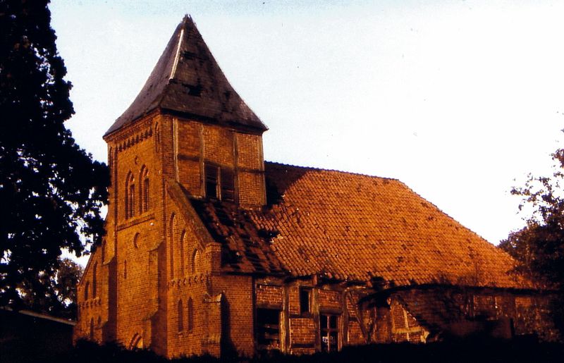 Datei:Baufällige alte Kirche.jpg