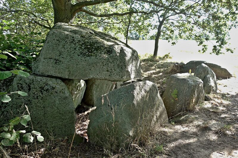 Datei:Hünengräber Lancken-Granitz 3 2.jpg