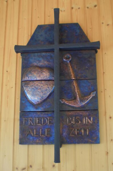 Datei:005 Kunstwerk Langhoff Friedhof Zempin.jpg