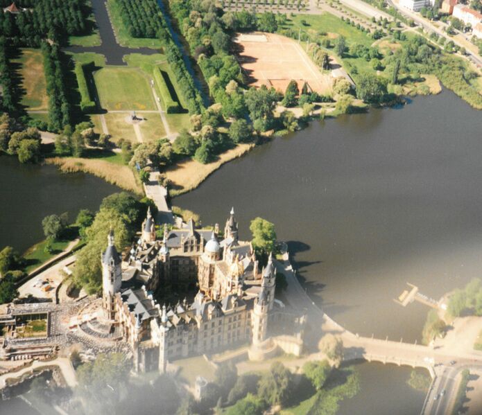 Datei:Schwerin-Luftbild 1153 (2000).jpg