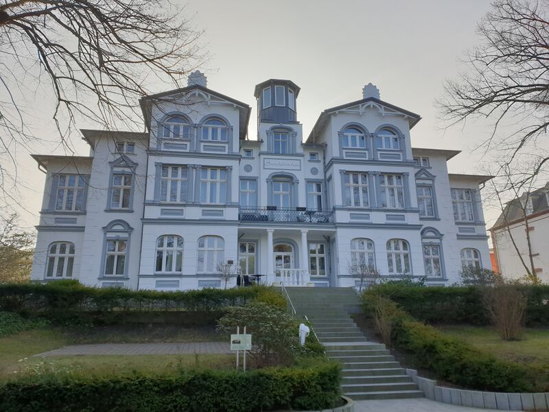 Datei:Zinnowitz-Historische Bauwerke-Seeschlösschen-2023.jpg