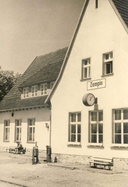 Datei:1965 Bahnhof Zempin.jpg