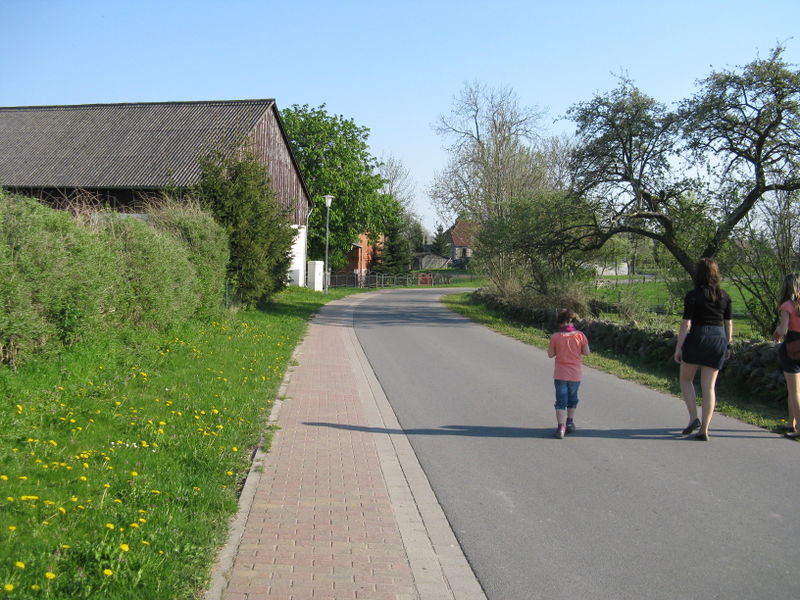 Datei:Dorfstraße 2011, an Hof Beckmeyer.JPG