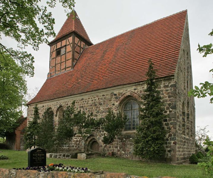 Datei:Kirche Genzkow a2 von Südost.jpg