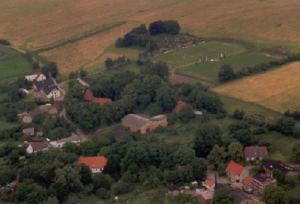 Luftaufnahme Dorfmitte, Sportanlage und Friedhof