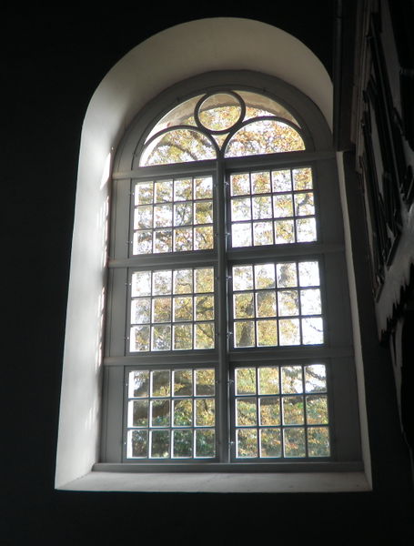 Datei:2016 Fenster Kirche Zirchow.jpg