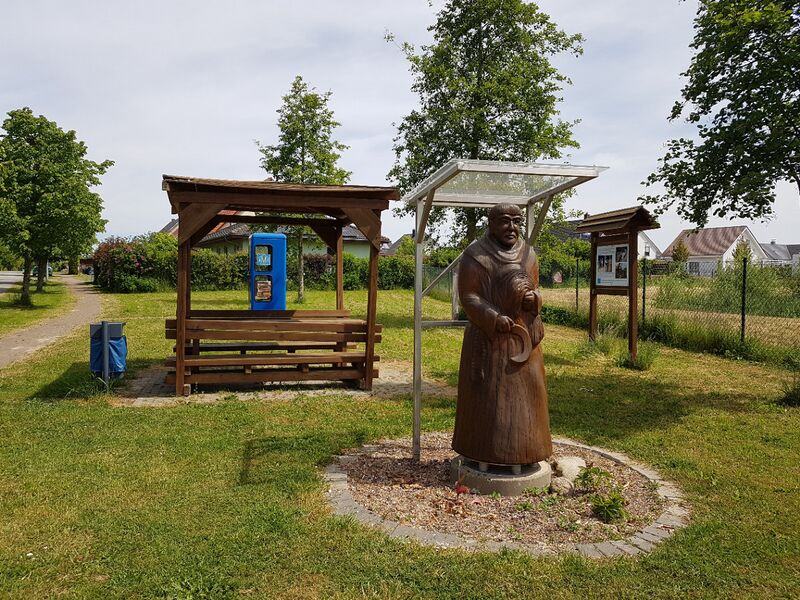 Datei:Moenchhagen moenchskulptur mit sitzplatz 2023.jpg