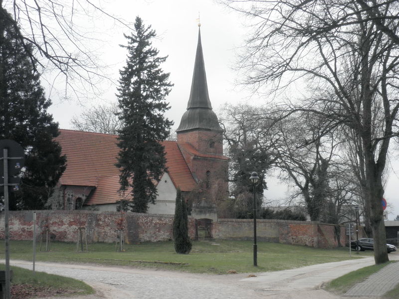 Datei:Mellenthin Kirche 2011.jpg