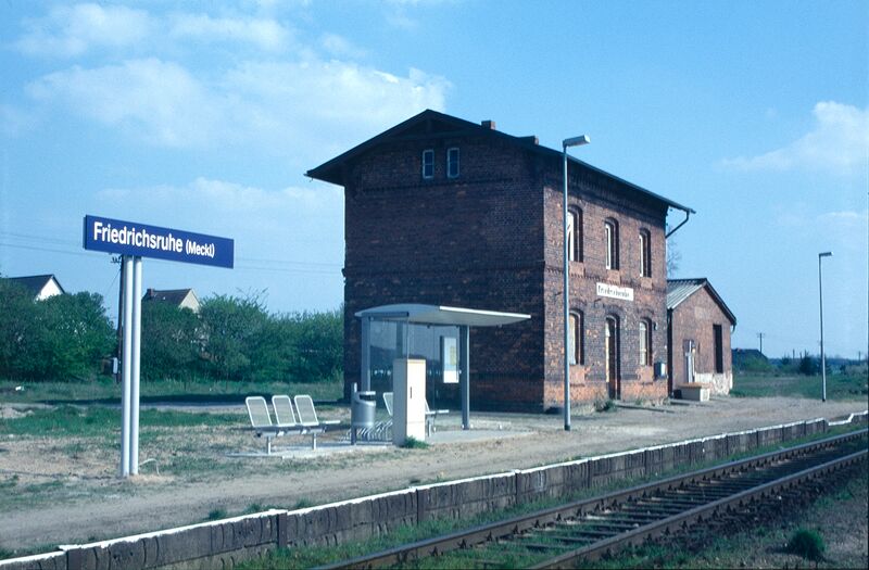 Datei:Friedrichsruhe Bahnhof-1998.jpg