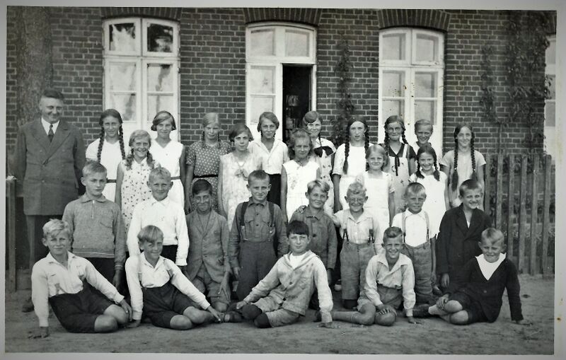 Datei:Friedrichsruhe Klassenfoto 1933-34.jpg