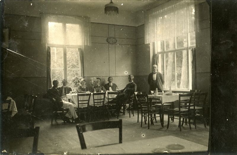 Datei:Im Waldhaus b.jpg