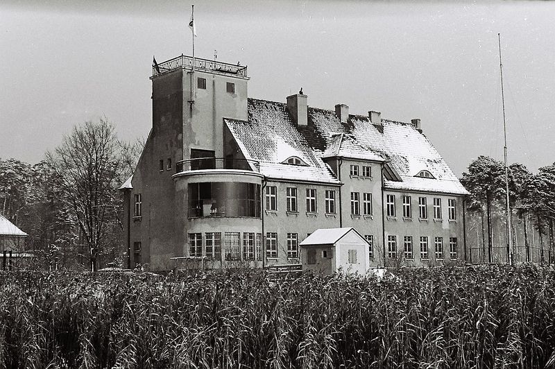 Datei:Seezeichenversuchsfeld Friedrichshagen Hauptgebäude 1952 Archiv WSA Stralsund.JPG