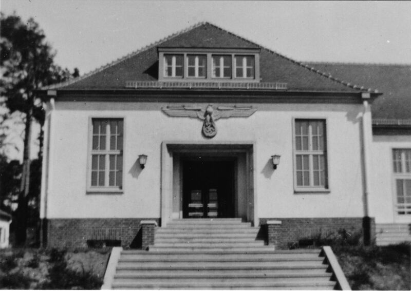 Datei:FLAK Schule Eingang.jpg