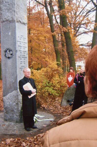 Datei:Zinnowitz-Einweihung Stele 19 11 06 (4).jpg