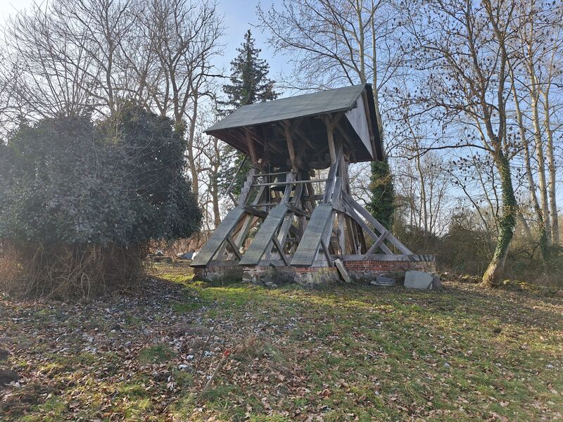Datei:Eickelberg-Glockenstuhl.jpg