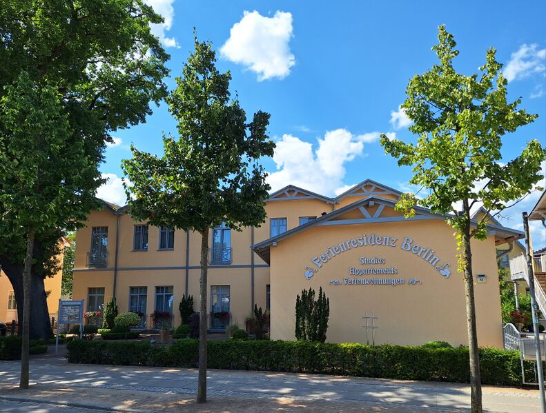 Datei:Zinnowitz-Ferienresidenz Berlin 2024.jpg