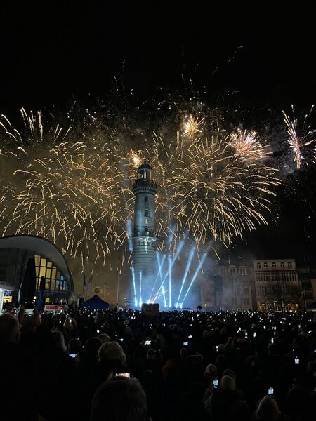 Datei:Börgerende-Rethwisch-01-2024-Turmleuchten.jpg