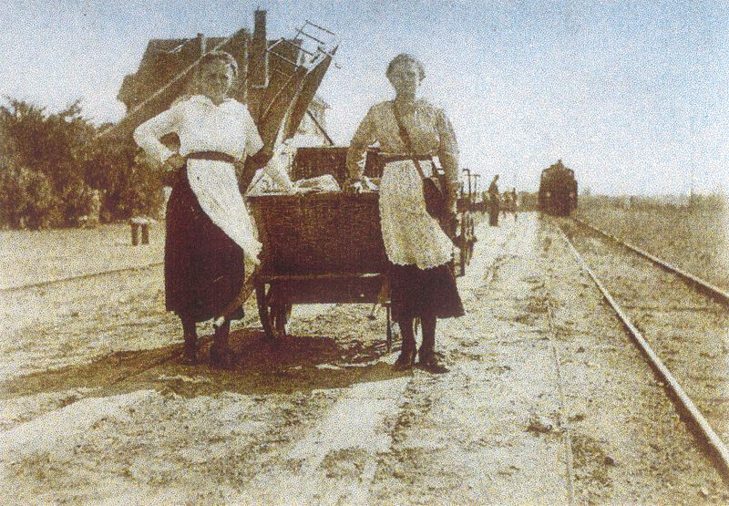 Datei:Frauen Gäste abholen.jpg