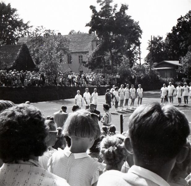 Datei:Zinnowitz-Tennis 1955-von Olaf Carnin-2.jpg