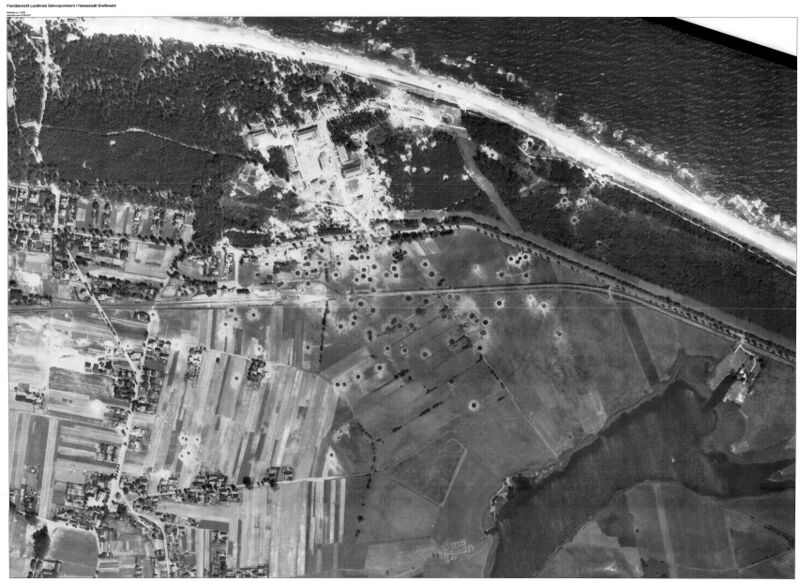 Datei:Luftbild Bombenkrater.jpg