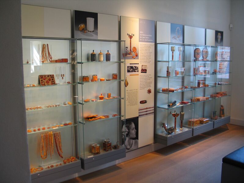 Datei:Vitrinen-Panelsystem Bernsteinmuseum Ribnitz Dammgarten.JPG