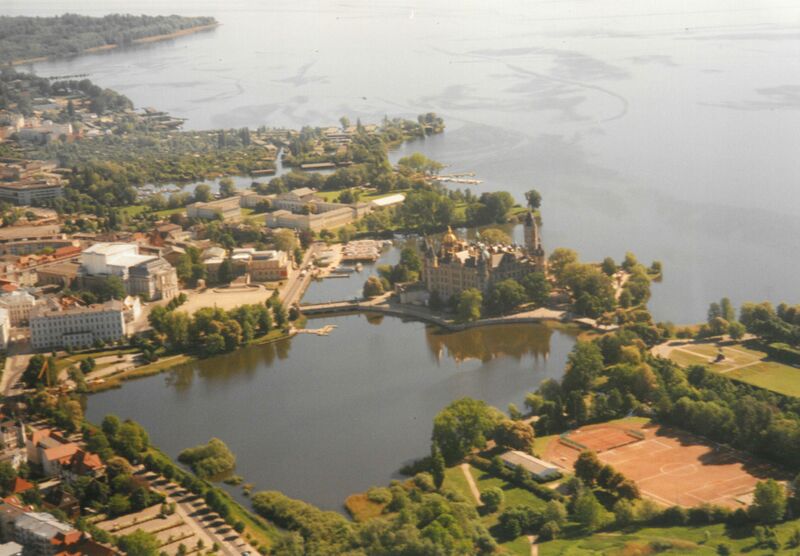 Datei:Schwerin-Luftbild 1100 (2000).jpg