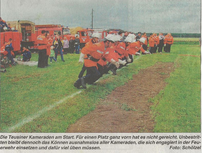 Datei:Amtsausscheid FFW Teusin, 2001.jpg
