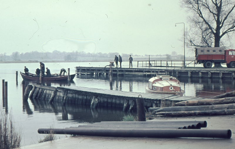 Datei:Pfähle einspülen.jpg