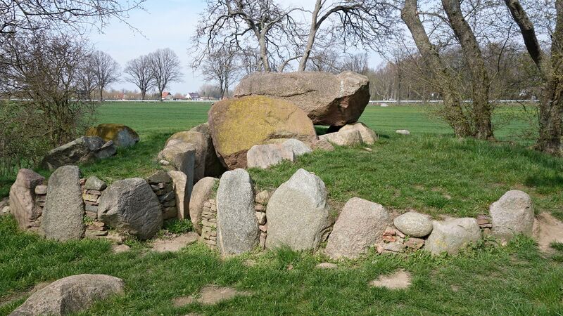 Datei:Hünengräber Garzer Hof Großdolmen 1.jpg