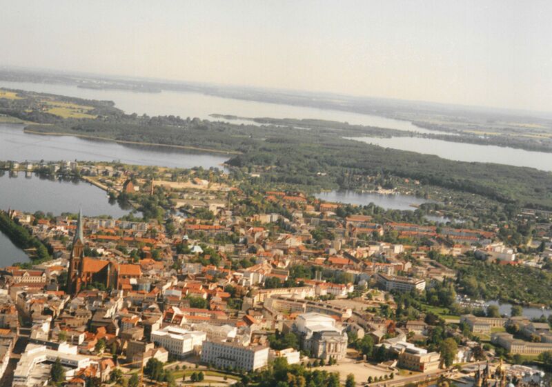 Datei:Schwerin-Luftbild 1112 (2000).jpg