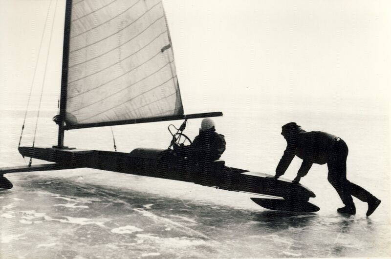 Datei:Achterwasser Eissegler anschieben.jpg