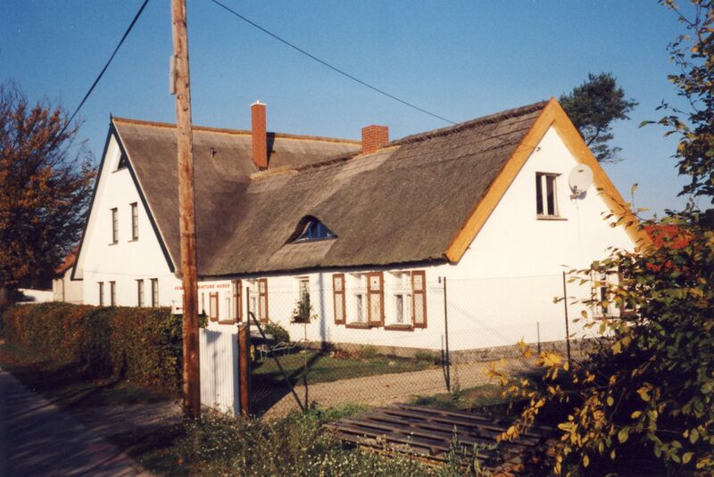 Datei:1996 Dorfstr 8 rechts alter Teil Frau Seyd - wohnte Seidel Friedrich u. Elenore - liks Anbau (Weigang Schwob).jpg