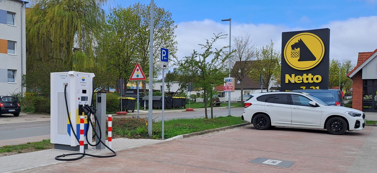 E-Ladestation vor dem Netto (2026) (*G*)
