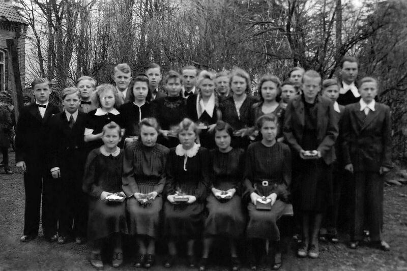Datei:Karbow - Konfirmation 02.04.1950.jpg
