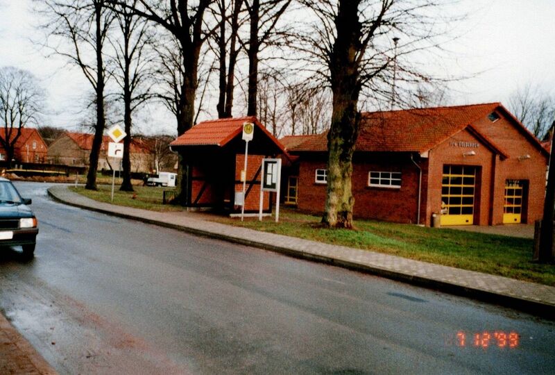 Datei:Friedrichsruhe Goldenbow Buswartehäuschen.jpg