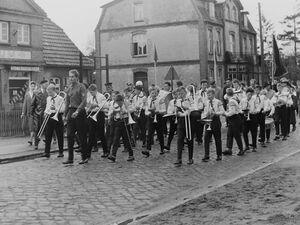 Das Blasorchester Bad Kleinen vor der Pension und dem Konsum (1965)