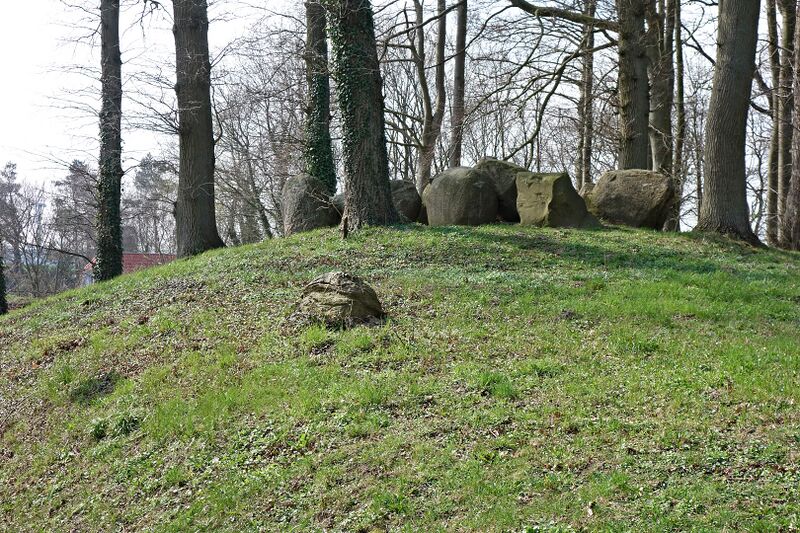 Datei:Hünengräber Hohen Niendorf 1.jpg