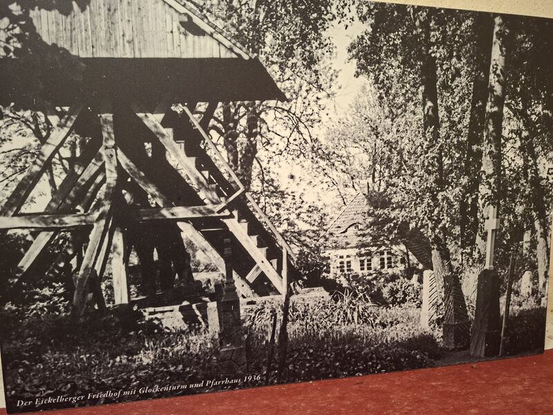 Datei:Eickelberg-Pfarrhaus und Glockenstuhl.jpg