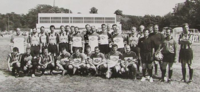 1996 Kreisauswahl gegen Hansa Rostock/Stehend v.l.: ???, Thomas Strehlow, Joachim Susa, Ralph Kleiminger, Eckhard Brackenwagen, ???, ???, Jörg Zimmermann, Dieter Schneider, Manfred Nieswandt, ???, Andreas Hermann, Eckhard Krenz, Jochen Gellendin, ???, Hans Albrecht, Gerd Hampel, Karsten Wenzlawski, ???, ???, Rainer Jahros Hockend v.l.: Manfred Scharon, ???, Volker Patzenhauer , ???, ???, Dietmar Hardow, Fred Prange, Eckhard Schmidt, Andreas Capito