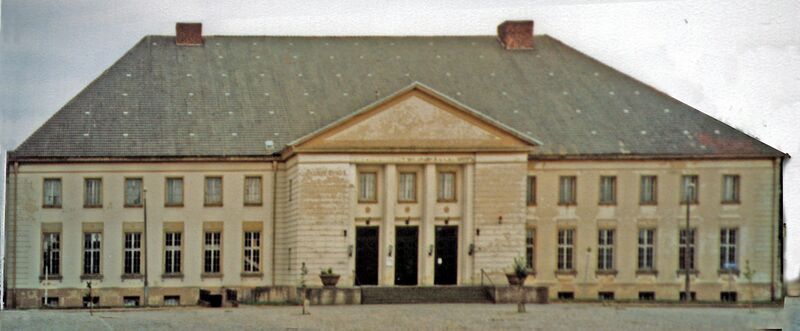 Datei:Mestlin-Kulturhaus (1999).jpg