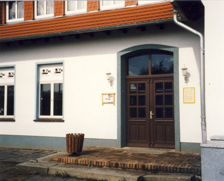 Datei:1998 Bahnhof Gleisseite.jpg
