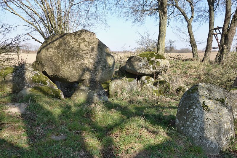 Datei:Hünengräber Groß Labenz 2 3.jpg