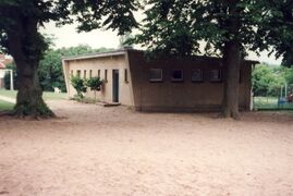 1998 Toilette Duschen für Kinderferienlager (Konsum Berlin).jpg