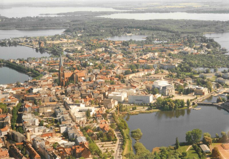 Datei:Schwerin-Luftbild 1110 (2000).jpg